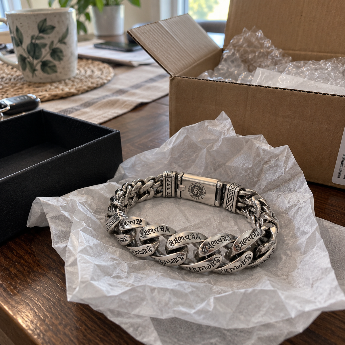 Retro-armbånd til mænd med et mantra på seks stavelser