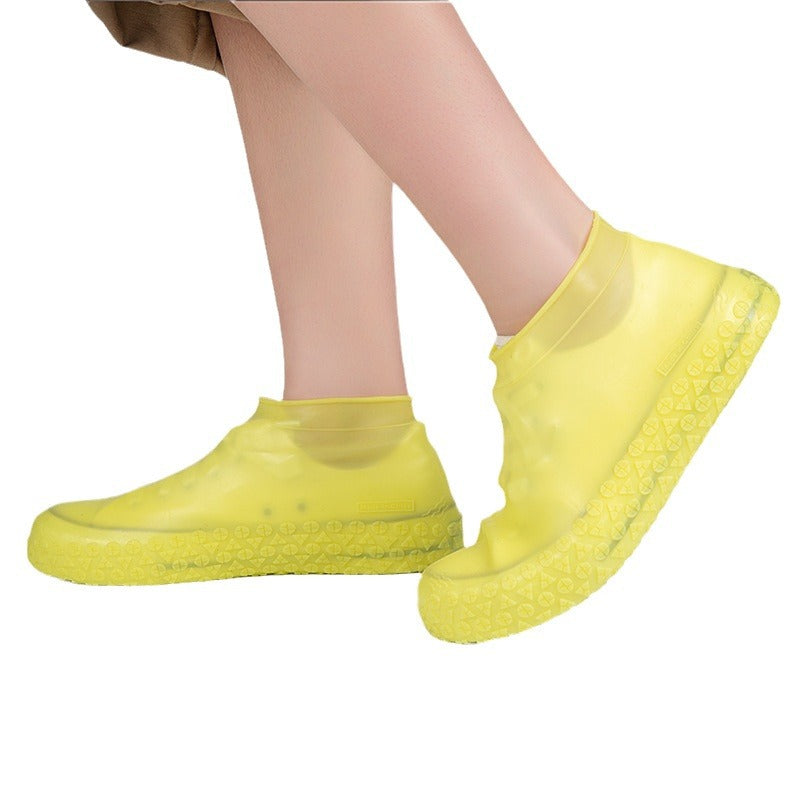 Ikke flere våde sneakers! Robuste regnstøvler — skridsikre og sammenfoldelige, så de passer i din taske 🌧️