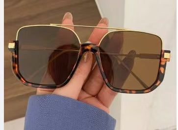 Moderne solbriller med lette, tonede glas