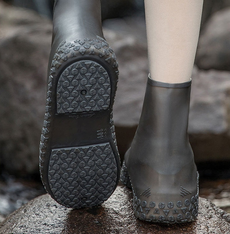 Ikke flere våde sneakers! Robuste regnstøvler — skridsikre og sammenfoldelige, så de passer i din taske 🌧️