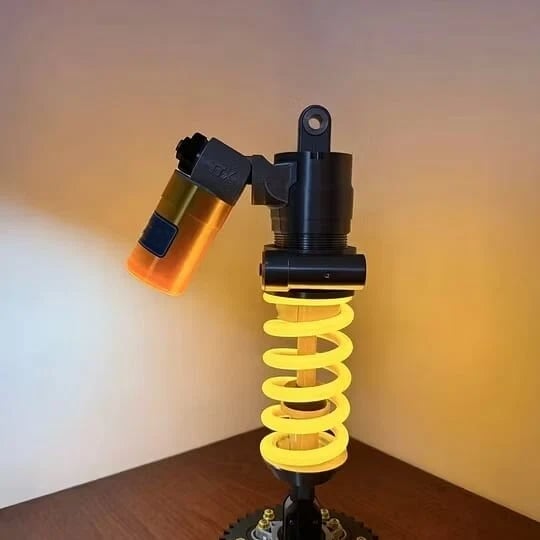 🎁Farsdags-tilbud🔥Inspirerende lampe i form af en støddæmper – justerbar LED-lampe til gamere og bilentusiaster (⏰Gratis fragt)