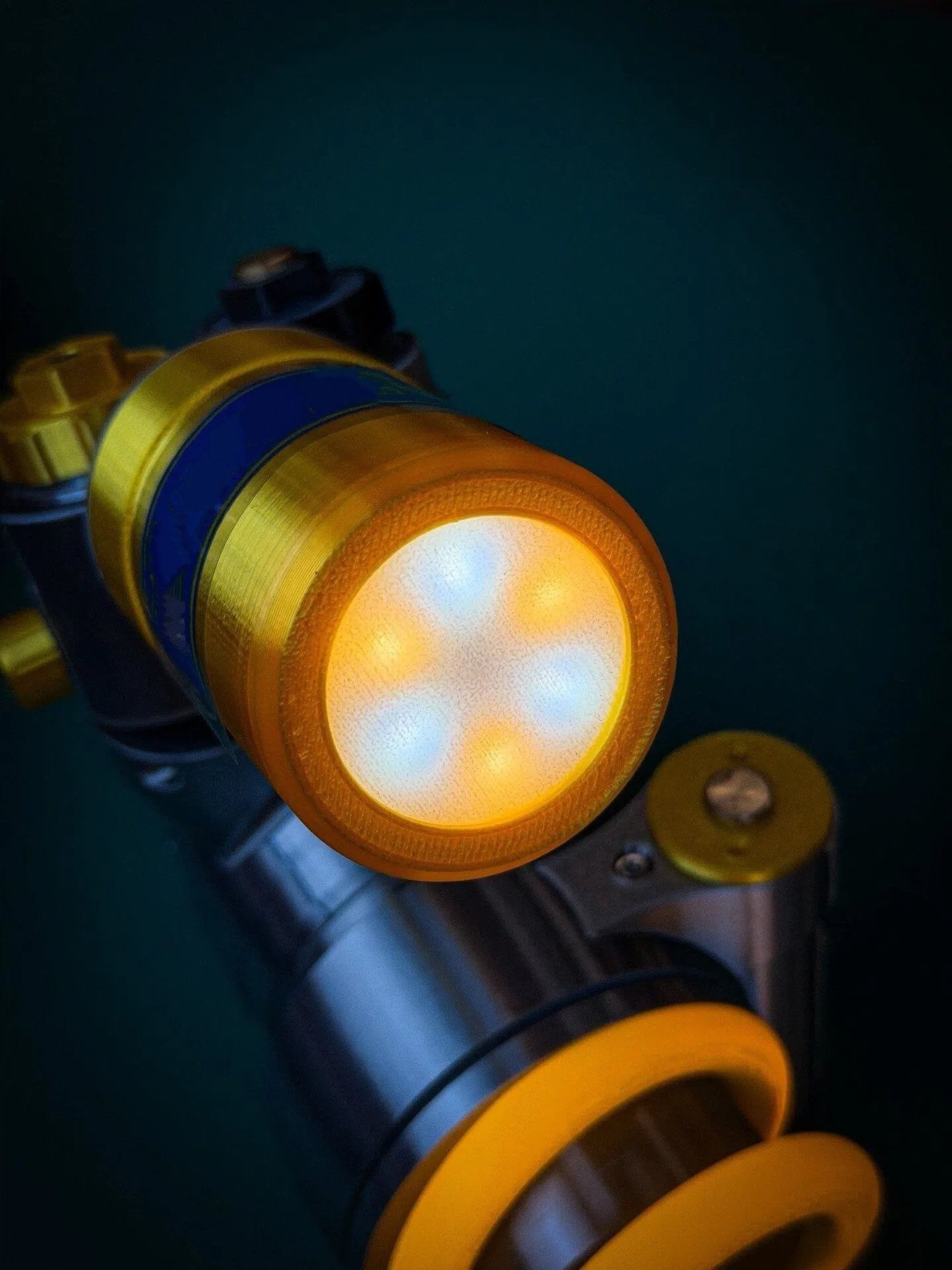 🎁Farsdags-tilbud🔥Inspirerende lampe i form af en støddæmper – justerbar LED-lampe til gamere og bilentusiaster (⏰Gratis fragt)