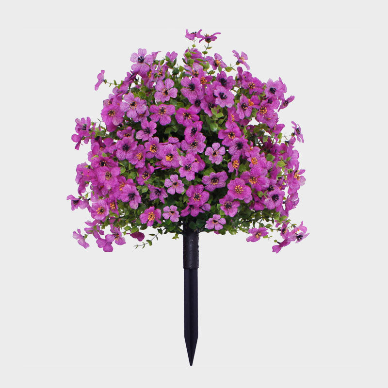 Blomsterdekoration med kunstige eukalyptus- og violer, der stikkes ned i jorden