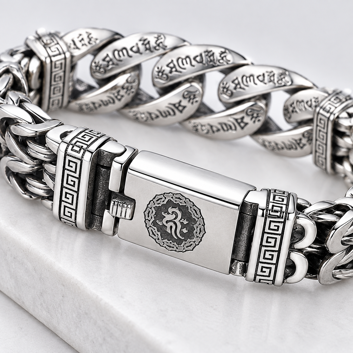 Retro-armbånd til mænd med et mantra på seks stavelser