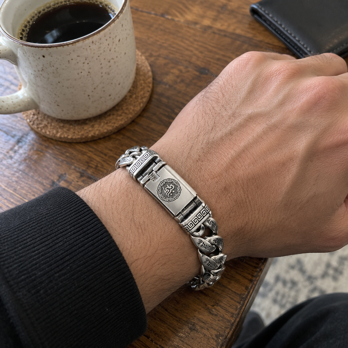 Retro-armbånd til mænd med et mantra på seks stavelser