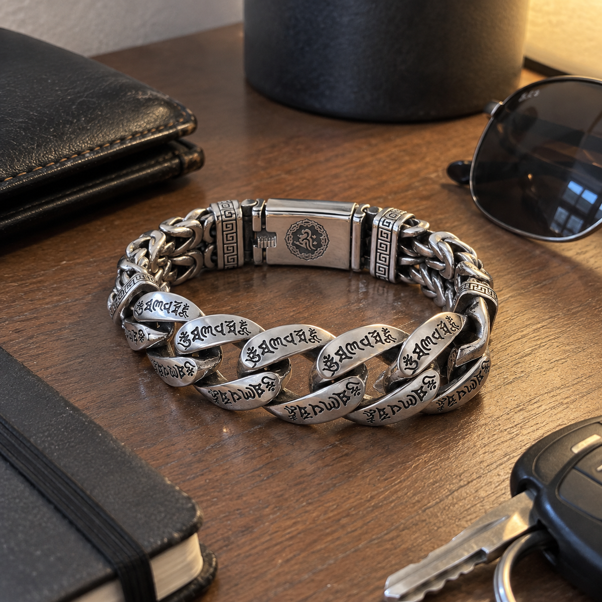 Retro-armbånd til mænd med et mantra på seks stavelser