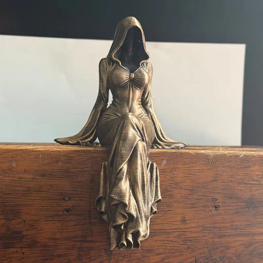 Lady Reaper – Skulptur af en æterisk figur med hætte
