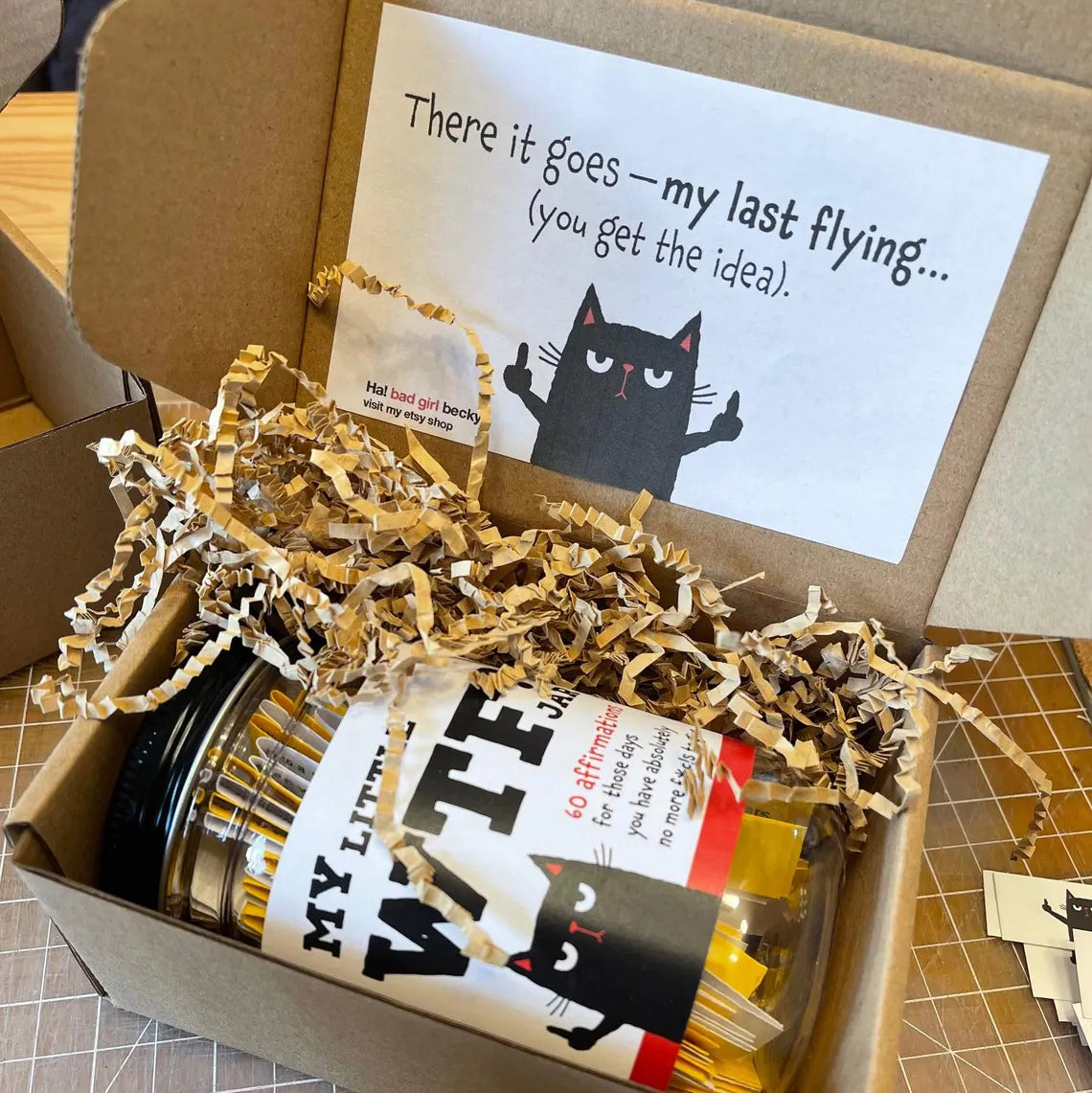 🏹❤️ Sjov Valentinsdagskrukke 😻Fortæl dem, at du elsker dem — med 48 seje citater 🎁Klar til at give i gave — ingen stress med indpakning!