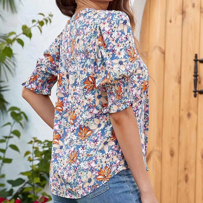 💃 Bluse til kvinder med blomsterprint, V-udskæring og pufærmer – romantisk, blomstret, blødt stof ✨