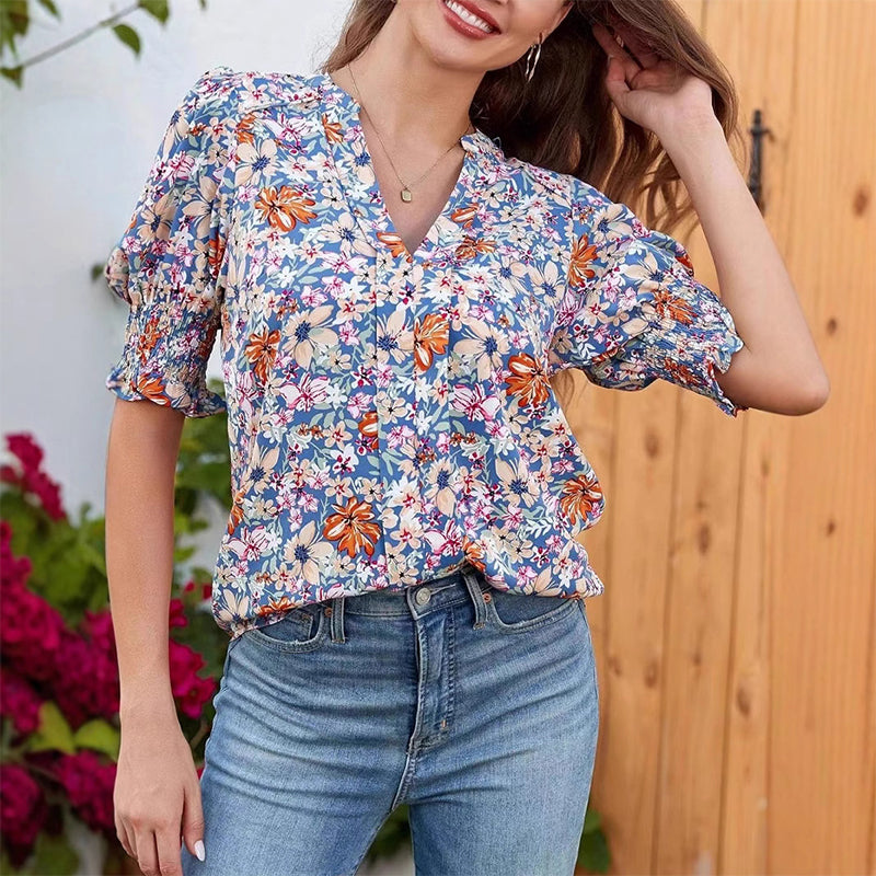 💃 Bluse til kvinder med blomsterprint, V-udskæring og pufærmer – romantisk, blomstret, blødt stof ✨