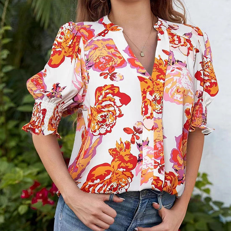 💃 Bluse til kvinder med blomsterprint, V-udskæring og pufærmer – romantisk, blomstret, blødt stof ✨