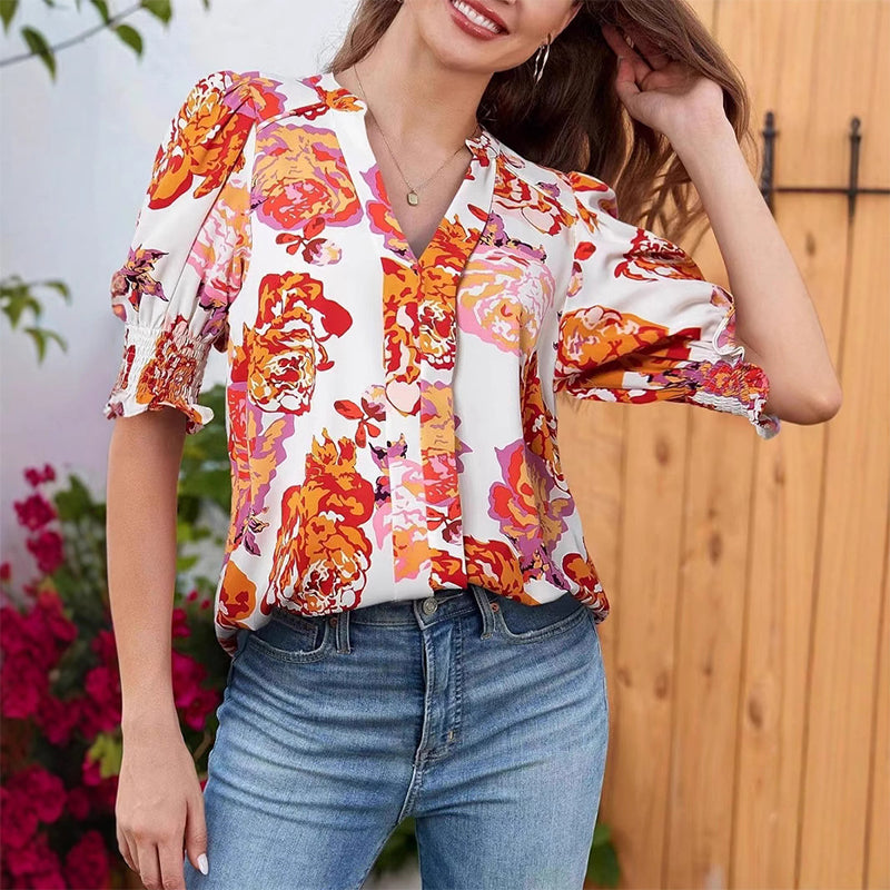 💃 Bluse til kvinder med blomsterprint, V-udskæring og pufærmer – romantisk, blomstret, blødt stof ✨