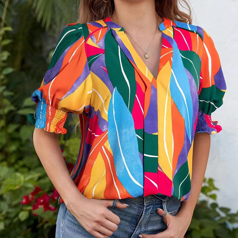 💃 Bluse til kvinder med blomsterprint, V-udskæring og pufærmer – romantisk, blomstret, blødt stof ✨