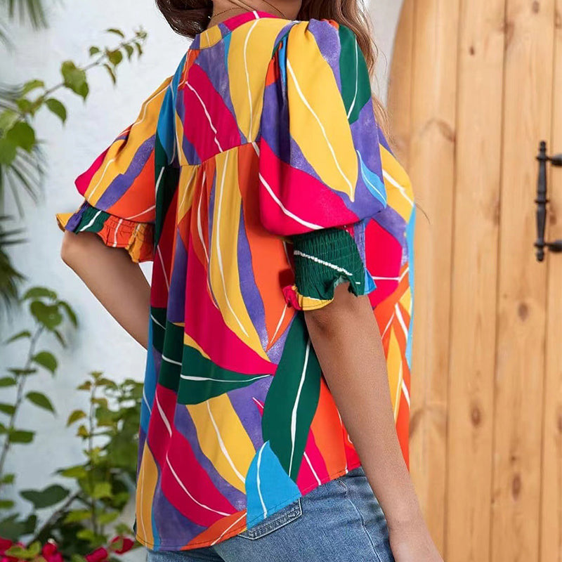 💃 Bluse til kvinder med blomsterprint, V-udskæring og pufærmer – romantisk, blomstret, blødt stof ✨
