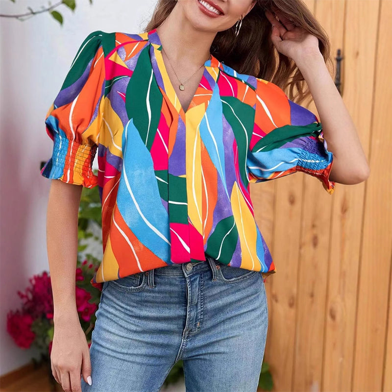 💃 Bluse til kvinder med blomsterprint, V-udskæring og pufærmer – romantisk, blomstret, blødt stof ✨