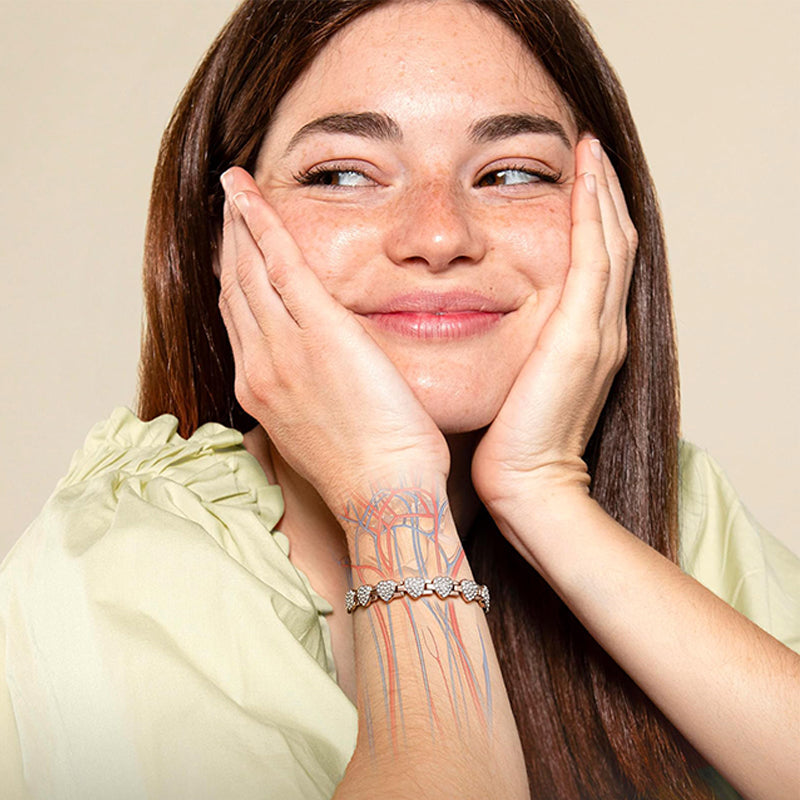 Kvinders blændende hjerteformede magnetiske kobberarmbånd