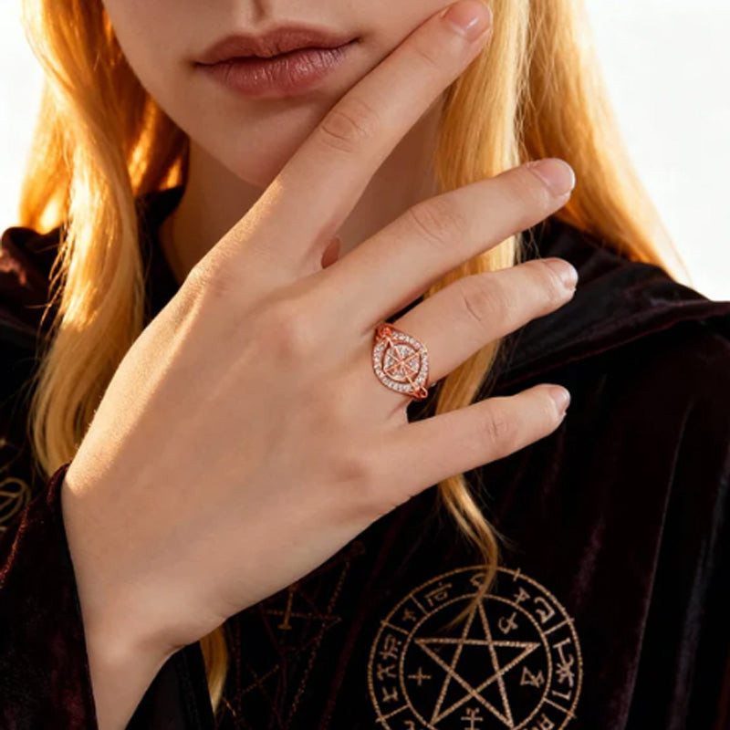 Elegant tofarvet ring med keltisk knude og zirkonia