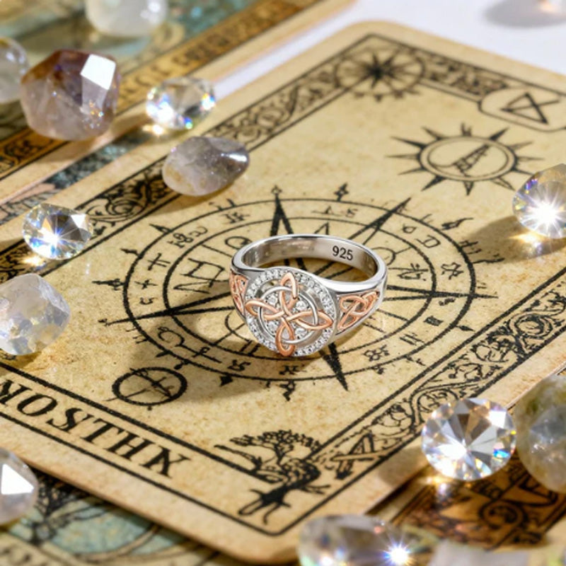 Elegant tofarvet ring med keltisk knude og zirkonia