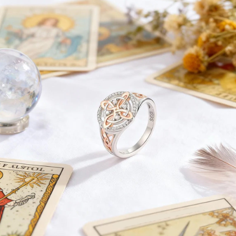 Elegant tofarvet ring med keltisk knude og zirkonia