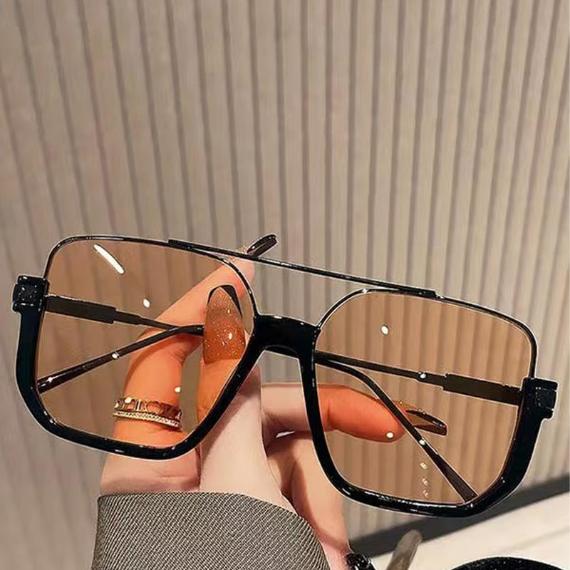 Moderne solbriller med lette, tonede glas