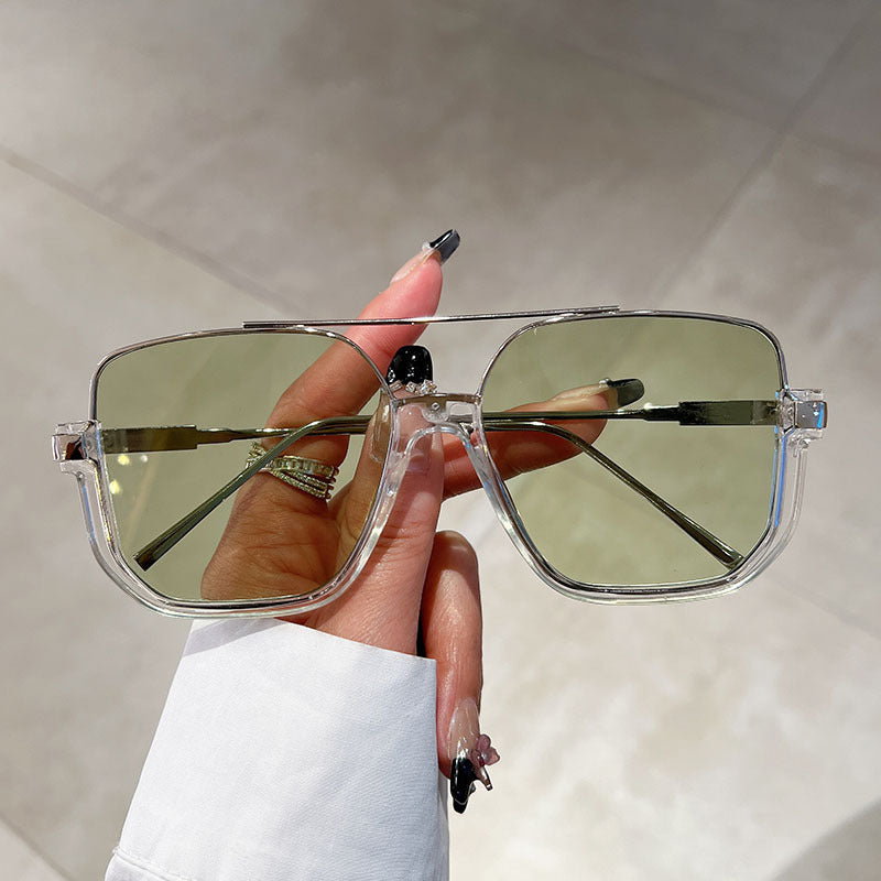 Moderne solbriller med lette, tonede glas